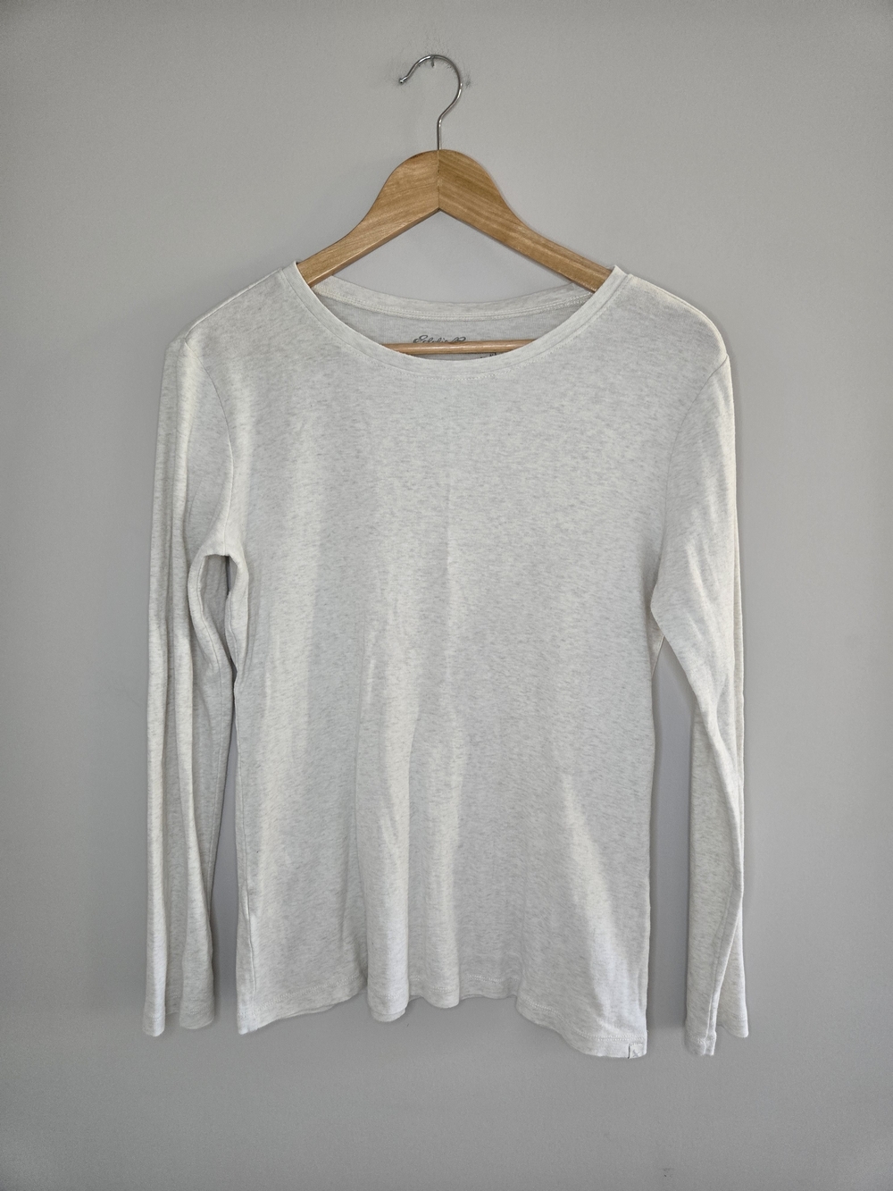 Eddie Bauer cream/oatmeal lightweight knit crewneck long-sleeve top, medium